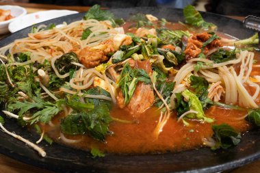 Kore baharatlı tavuk kızartması, Dak Galbi, geleneksel büyük bir tencerede sebze ve erişteyle kaynatılıyor..