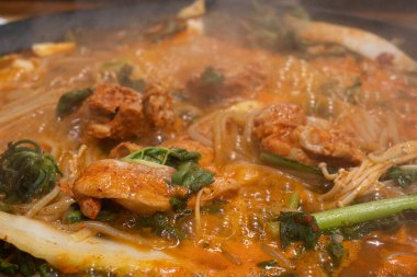 Tavuk 'un sebzeli sıcak bir tencerede kaynatıldığı görüntüyü kapat. Kore baharatlı tavuk kızartması, Dak Galbi.