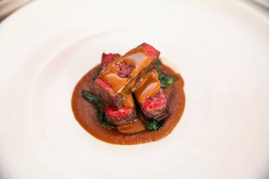 Soslu ve sebzeli pahalı biftek eti dilimlenmiş..