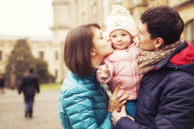Mutlu sevgi dolu aile (anne, baba ve küçük kızı çocuk) outd