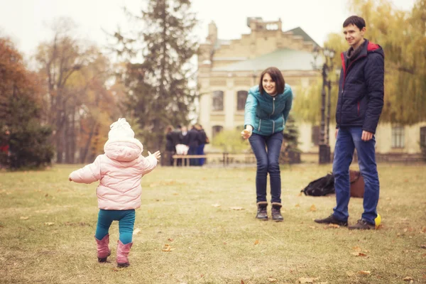 Glad kärleksfull familj (mamma, Pappa och lilla dotter kid) outd — Stockfoto