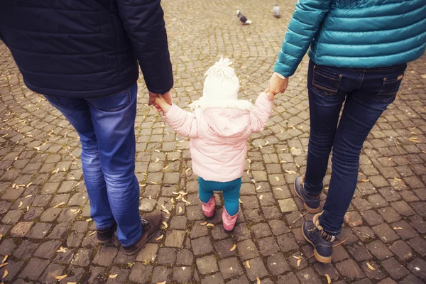 Glad kärleksfull familj (mamma, Pappa och lilla dotter kid) outd — Stockfoto