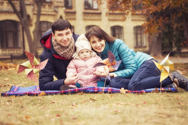 Felice famiglia amorevole (madre, padre e figlioletta bambino) out d — Foto Stock