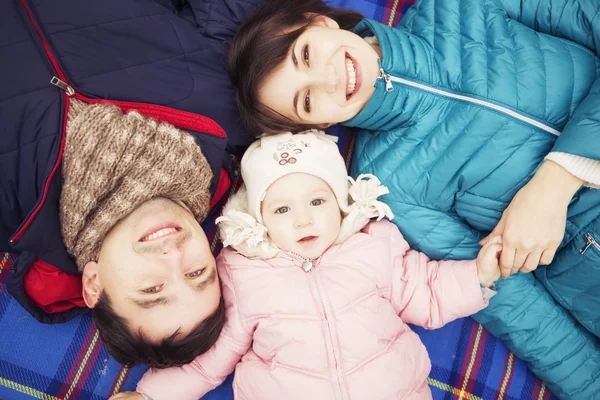 Felice famiglia amorevole (madre, padre e figlioletta bambino) out d — Foto Stock