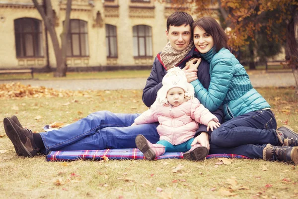 Felice famiglia amorevole (madre, padre e figlioletta bambino) out d — Foto Stock