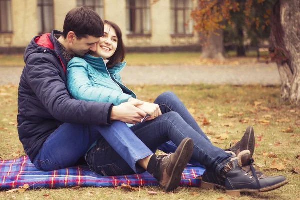 Glad kärleksfull familj par utomhus går att ha kul på en park — Stockfoto