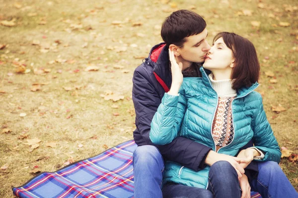 Feliz casal família amorosa ao ar livre andando se divertindo em um parque — Fotografia de Stock