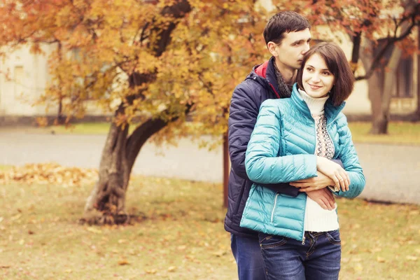 Aile çift açık havada yürüyüş sevgi dolu mutlu bir parkın eğleniyor — Stok fotoğraf