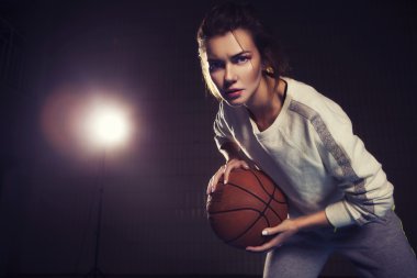 Uygun ince güzel esmer olan kadın basketbol topu 