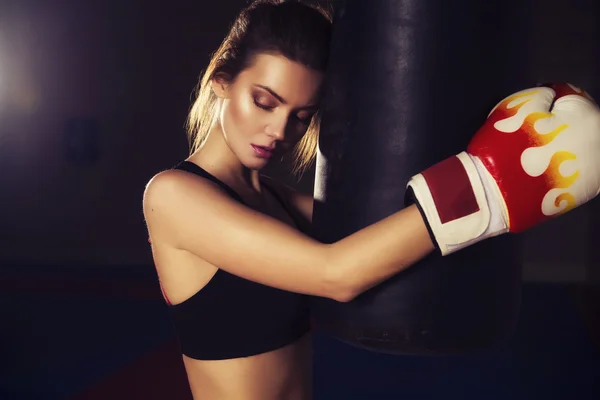 Fit slim молодая красивая брюнетка женщина бокс в спортивной одежде. Da — стоковое фото