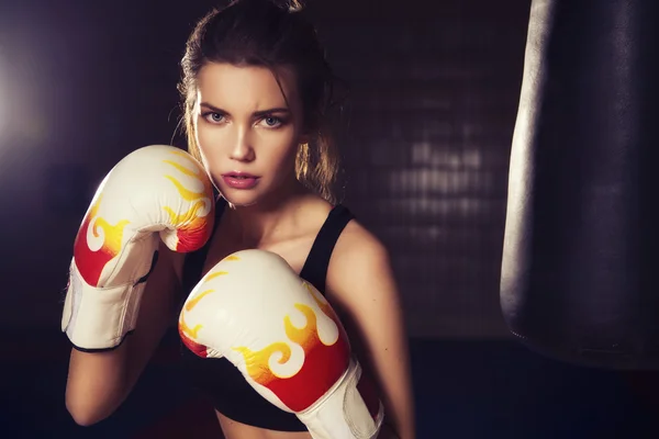 Ajuste magro jovem bela mulher morena boxe em sportswear. Sim. — Fotografia de Stock