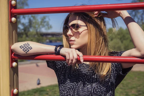 Mooie Kaukasische vrouw in casual outfit buiten wandelen, spe — Stockfoto