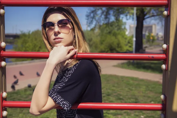 Mooie Kaukasische vrouw in casual outfit buiten wandelen, spe — Stockfoto