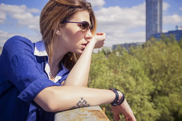 Bella donna caucasica in abito casual all'aperto a piedi, spe — Foto Stock