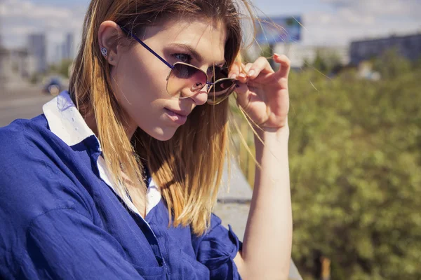 Vackra kaukasiska kvinna i casual outfit utomhus promenader, spe — Stockfoto