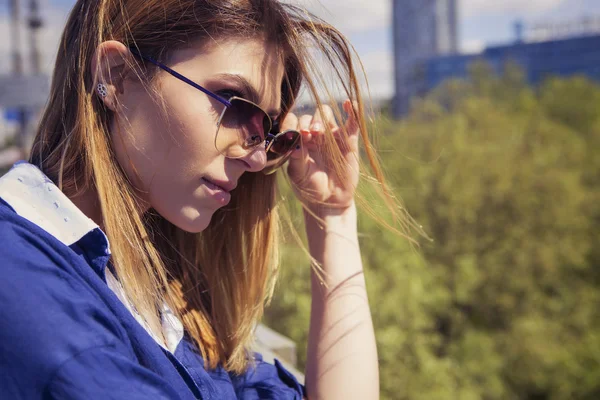 Mulher branca bonita em roupa casual ao ar livre andando, spe — Fotografia de Stock