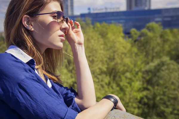 Vackra kaukasiska kvinna i casual outfit utomhus promenader, spe — Stockfoto