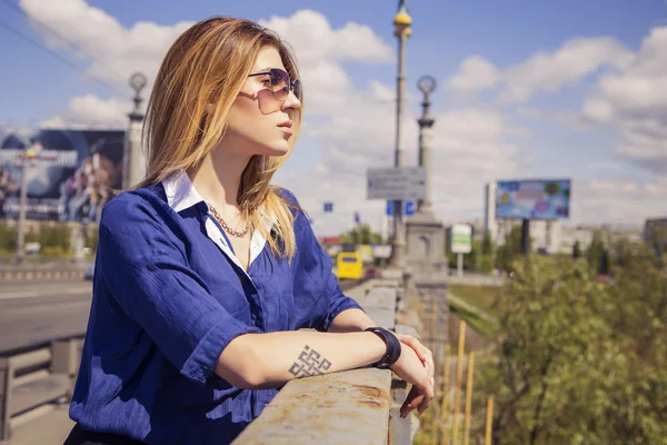 Hermosa mujer caucásica en traje casual al aire libre caminando, spe —  Fotos de Stock