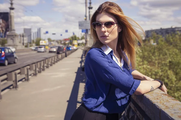 Mulher branca bonita em roupa casual ao ar livre andando, spe — Fotografia de Stock