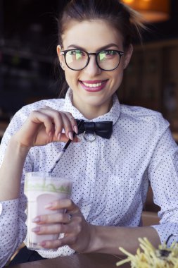 Güzel beyaz genç kadın yemek lokanta kızarmış pot yemek