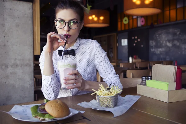 Vackra kaukasiska ung kvinna äta lunch snabbmat stekt pot — Stockfoto