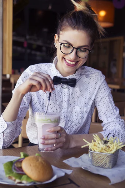 Vackra kaukasiska ung kvinna äta lunch snabbmat stekt pot — Stockfoto