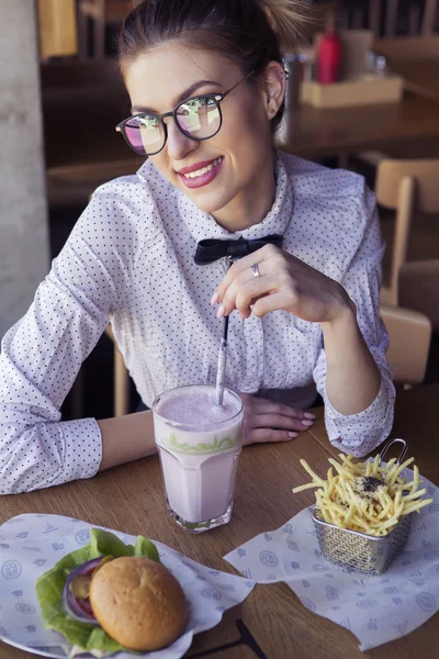 Hermosa mujer joven caucásica comiendo comida rápida frita olla — Foto de Stock