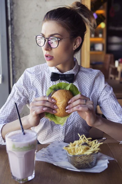 Piękna młoda kobieta kaukaski jedzenia lunchu fast food smażone pot — Zdjęcie stockowe