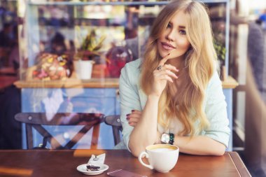 Güzel zengin rahat sarışın şık moda iş kadını ile