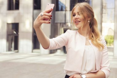 Güzel zengin rahat sarışın şık moda iş kadını ile