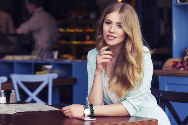 Schöne reiche lässige Blondine stilvolle Mode Geschäftsfrau mit — Stockfoto