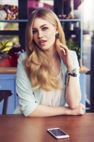 Beautiful rich casual blonde stylish fashion business woman with — Stock Photo, Image