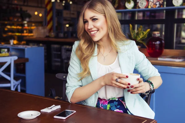 Mooie rijke casual blonde stijlvolle mode zakenvrouw met — Stockfoto