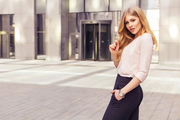 Vackra rika casual blond snygg mode affärskvinna med — Stockfoto