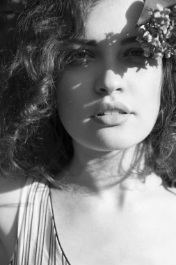 Güzel kırmızı saçlı kadın taze kusursuz cilt ve kıvırcık ha