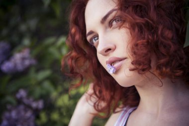 Güzel kırmızı saçlı kadın taze kusursuz cilt ve kıvırcık ha