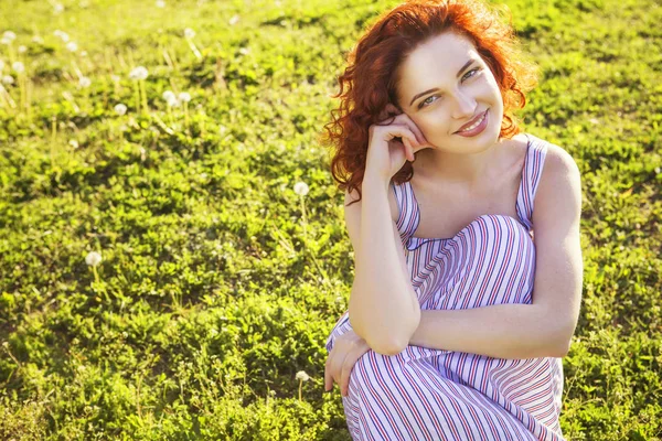 Mulher ruiva bonita com pele impecável fresca e ha encaracolado — Fotografia de Stock