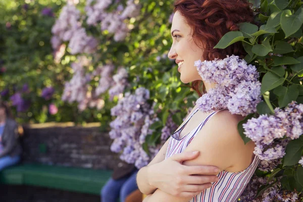 Mooie rode donkerharige vrouw met verse vlekkeloze huid en gekrulde ha — Stockfoto