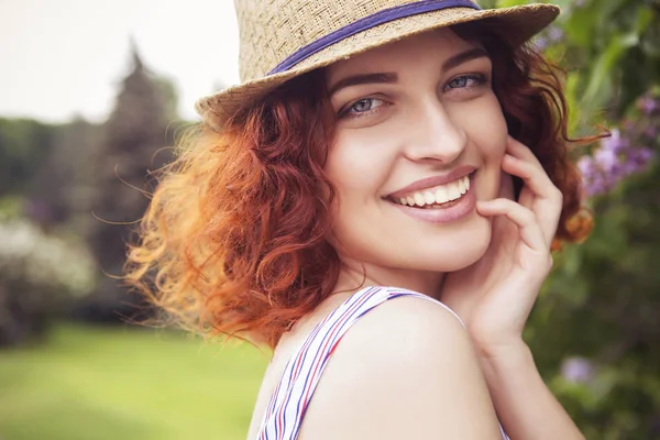 Mooie rode donkerharige vrouw met verse vlekkeloze huid en gekrulde ha — Stockfoto