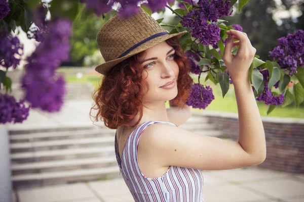 Vackra röda haired kvinna med färska felfri hud och lockigt ha — Stockfoto