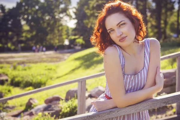 Güzel kırmızı saçlı kadın taze kusursuz cilt ve kıvırcık ha — Stok fotoğraf