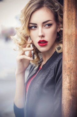 Güzel esmer seksi casus ajan (katil ya da polis) kadın Le