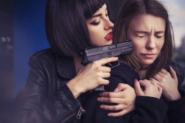 Güzel esmer seksi casus ajan (katil ya da polis) kadın Le