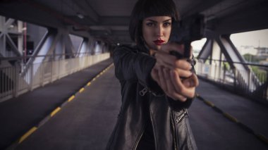 Güzel esmer seksi casus ajan (katil ya da polis) kadın Le