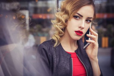 Güzel esmer seksi casus ajan (katil ya da polis) kadın Le