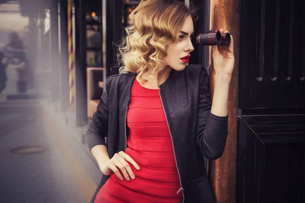 Vackra brunett sexig spion agent (mördaren eller polisen) kvinnan i le — Stockfoto