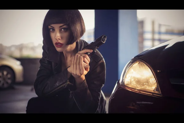 Hermosa morena agente espía sexy (asesino o policía) mujer en le —  Fotos de Stock