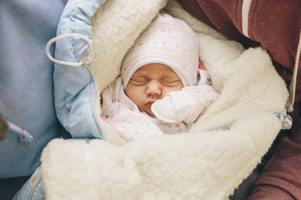 Pequeño niño recién nacido en el hospital de maternidad en sus padres —  Fotos de Stock