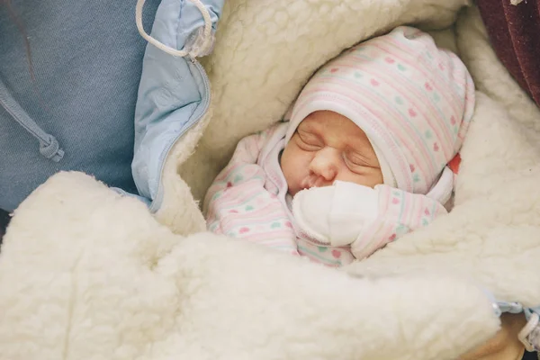 그의 아버지에 출산 병원에서 작은 유아 신생아 — 스톡 사진