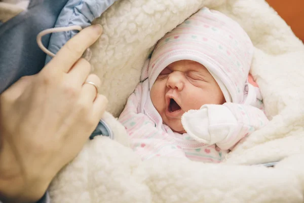 Kis csecsemő, újszülött gyermek anyák a szülési kórházban — Stock Fotó
